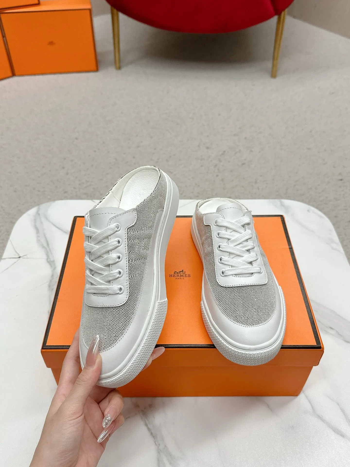 👟👟Ex-factory price 580👟👟 Men's size +10 [HERMES] H-lace slip-on sneakers, sneakers with empty back, white shoes, casual slippers and half-drags. 👉The craftsmanship is exquisite, and new products are released at the counter at the same time. Every detail of the shoes is made with special care, which is quite eye-catching. The elegant splicing elements highlight the good temperament! 🔻Fashionable fly woven lace-up method adds a casual atmosphere and exquisite lines, which can better reflect the family-style design language and intersperse exquisite lines. ✨✨The upper is made of imported cow suede/imported canvas, the lining is made of imported mixed sheepskin, and the original custom-made rubber outsole. 🐎Size: 35-40 for women, 39-44 for men (41 for women, 45 for men, can be customized, non-refundable)